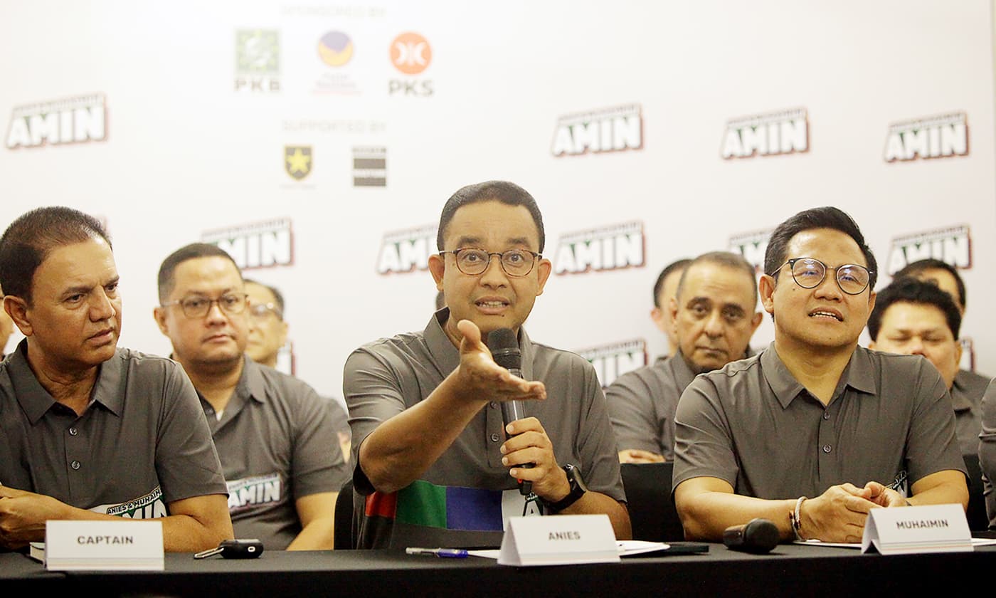 Calon presiden dan wakil presiden dari Koalisi Perubahan Anies Baswedan dan Muhaimin Iskandar bersama Kapten Tim Nasional Pemenangan Anies Baswedan-Muhaimin Iskandar (Timnas AMIN) Muhammad Syaugi Alaydrus berjabat tangan saat deklarasi susunan tim kampany - Image