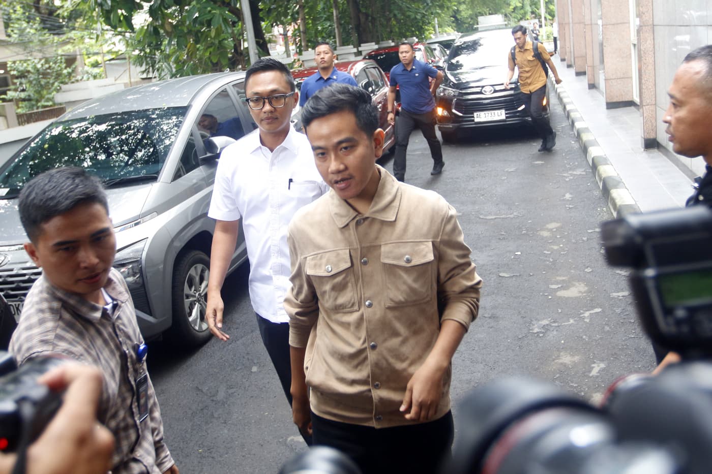Calon wakil presiden (cawapres) nomor urut 2 Gibran Rakabuming Raka memenuhi pemanggilan klarifikasi terkait polemik bagi-bagi susu saat car free day (CFD) oleh Bawaslu Jakarta Pusat (Jakpus) hari ini. Gibran tiba di Bawaslu Jakpus siang, Rabu (3/1/2024). - Image