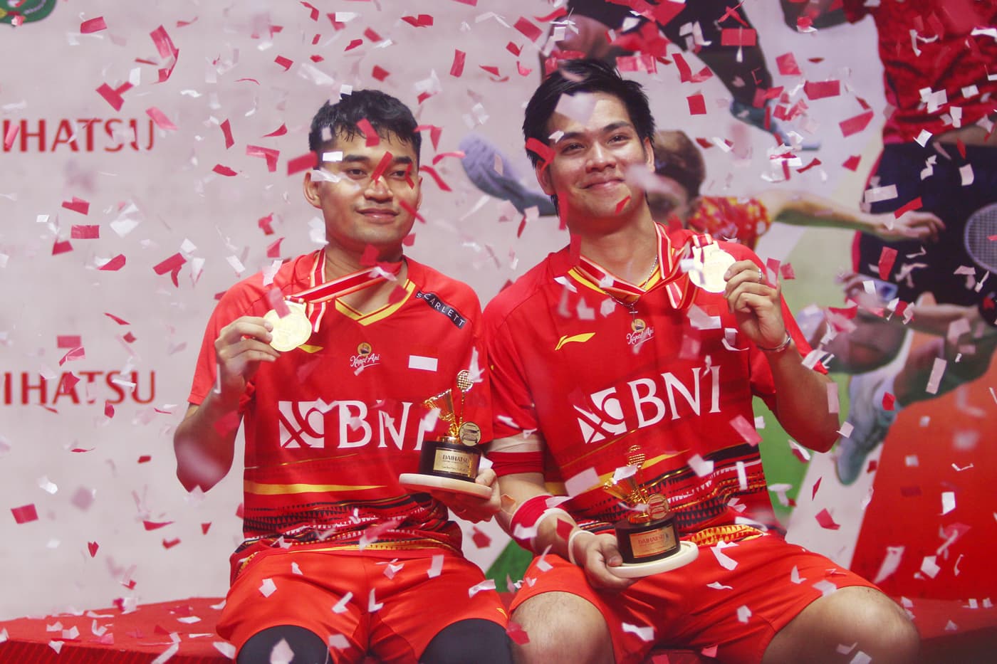 Pebulu tangkis ganda putra Indonesia Leo Rolly Carnando dan Daniel Marthin berfoto dengan piala dan medali mereka usai mengalahkan ganda putra Denmark Kim Astrup dan Anders Skaarup Rasmussen pada pertandingan babak final turnamen Daihatsu Indonesia Master - Image