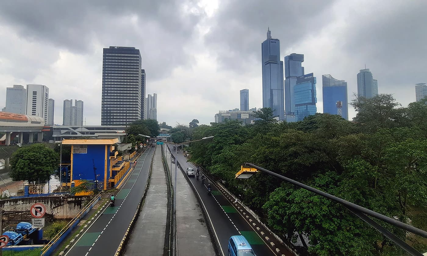 Cuaca mendung di Jakarta. Badan Penanggulangan Bencana Daerah (BPBD) DKI Jakarta mewaspadai cuaca ekstrem hingga 14 Maret 2024. Daerah Jakarta dan sekitarnya berpotensi hujan lebat dan angin kencang sepekan ke depan yang dipicu oleh aktivitas Madden Jul - Image