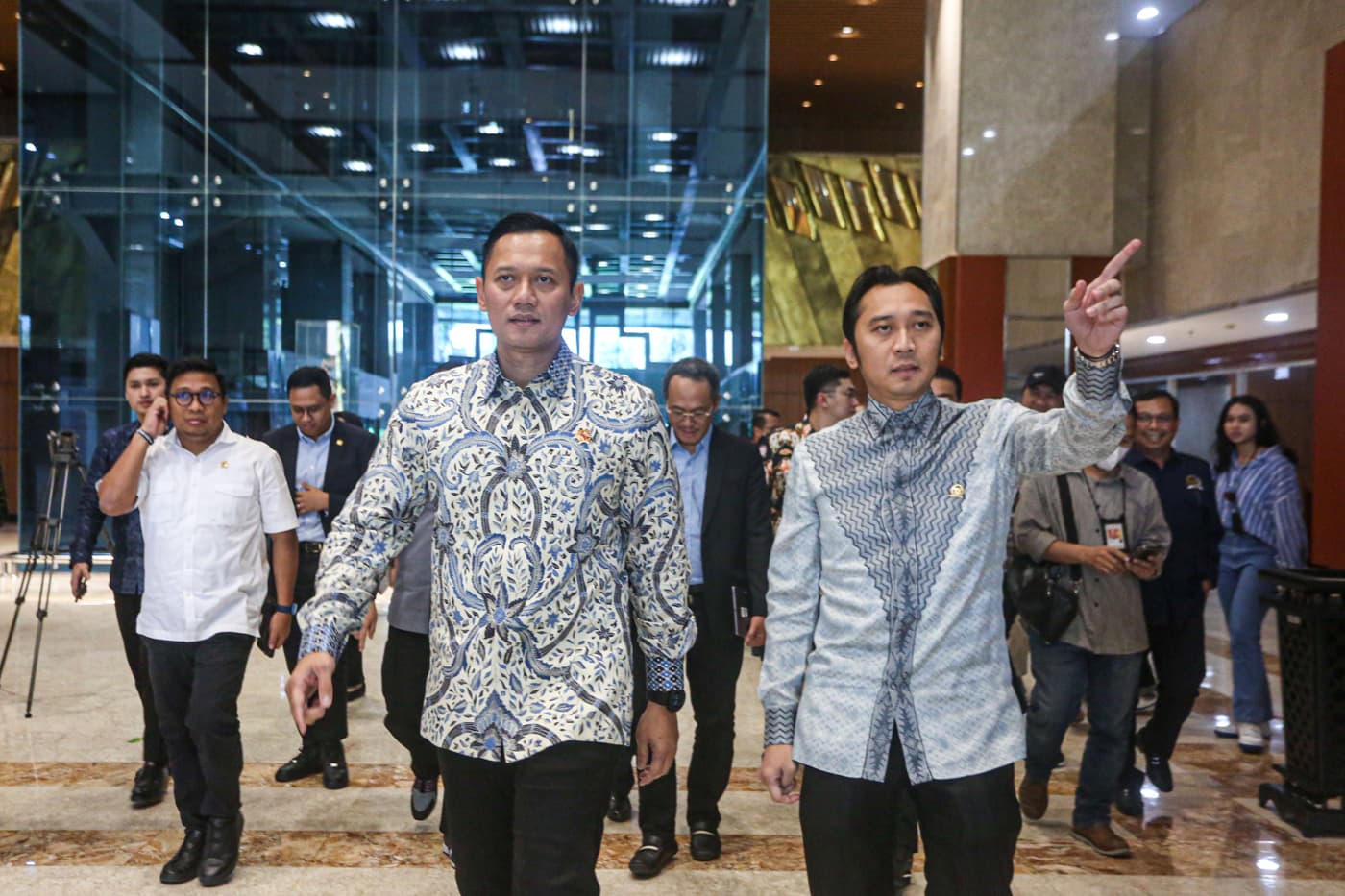 Menteri Agraria dan Tata Ruang/Kepala Badan Pertanahan Nasional (ATR/BPN) Agus Harimurti Yudhoyono (kiri) bersama Ketua Fraksi Demokrat Edhie Baskoro Yudhoyono (kanan) berjalan menuju ruang rapat kerja bersama Komisi II DPR di kompleks Parlemen, Jakarta, - Image