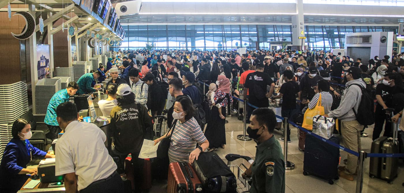 Sejumlah pemudik memadati counter ceck-in Terminal 3, Bandara Soekarno-Hatta, Tangerang, Sabtu (06/04/2024). Pengelola Bandara Soekarno-Hatta menyebut pada puncak mudik yang terjadi hari ini, Sabtu (06/04) diperkirakan mencapai 188.000 penumpang dengan ru - Image