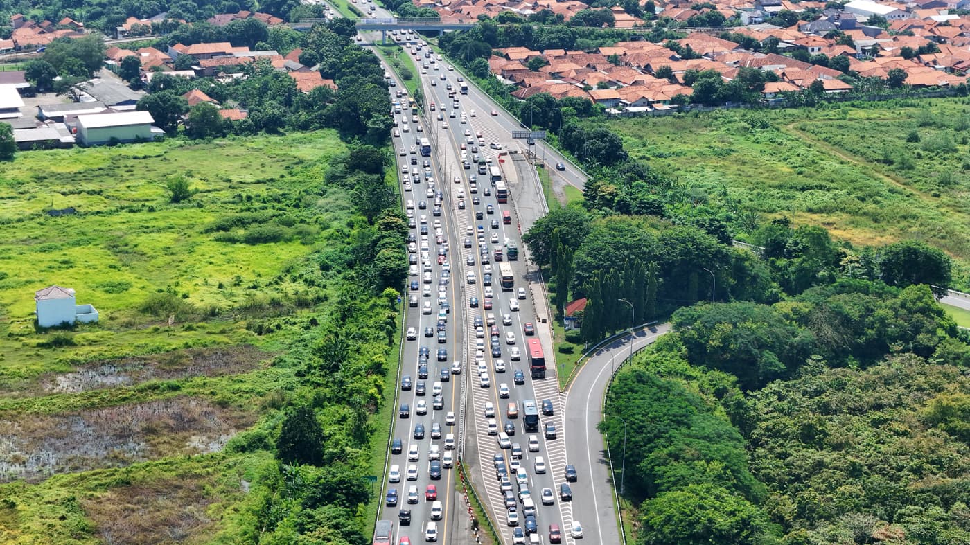 Kepadatan kendaraan terjadi menjelang Km 194, Exit Tol Plumbon, Cirebon, Jawa Barat, Minggu (7/4/2024). Data dari Satuan Lalu Lintas (Satlantas) Polresta Cirebon, Jawa Barat, mencatat sebanyak 208.706 unit kendaraan sudah melintasi ruas Jalan Tol Cipali h - Image