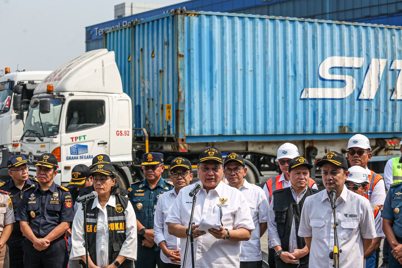Menko Perekonomian Airlangga Hartarto (tengah) bersama Menteri Keuangan Sri Mulyani Indrawati (kiri) dan Wakil Menteri Perdagangan Jerry Sambuaga (kanan) saat melepas truk kontainer yang berisi barang impor usai memberikan sosialisasi tentang Permendag No - Image