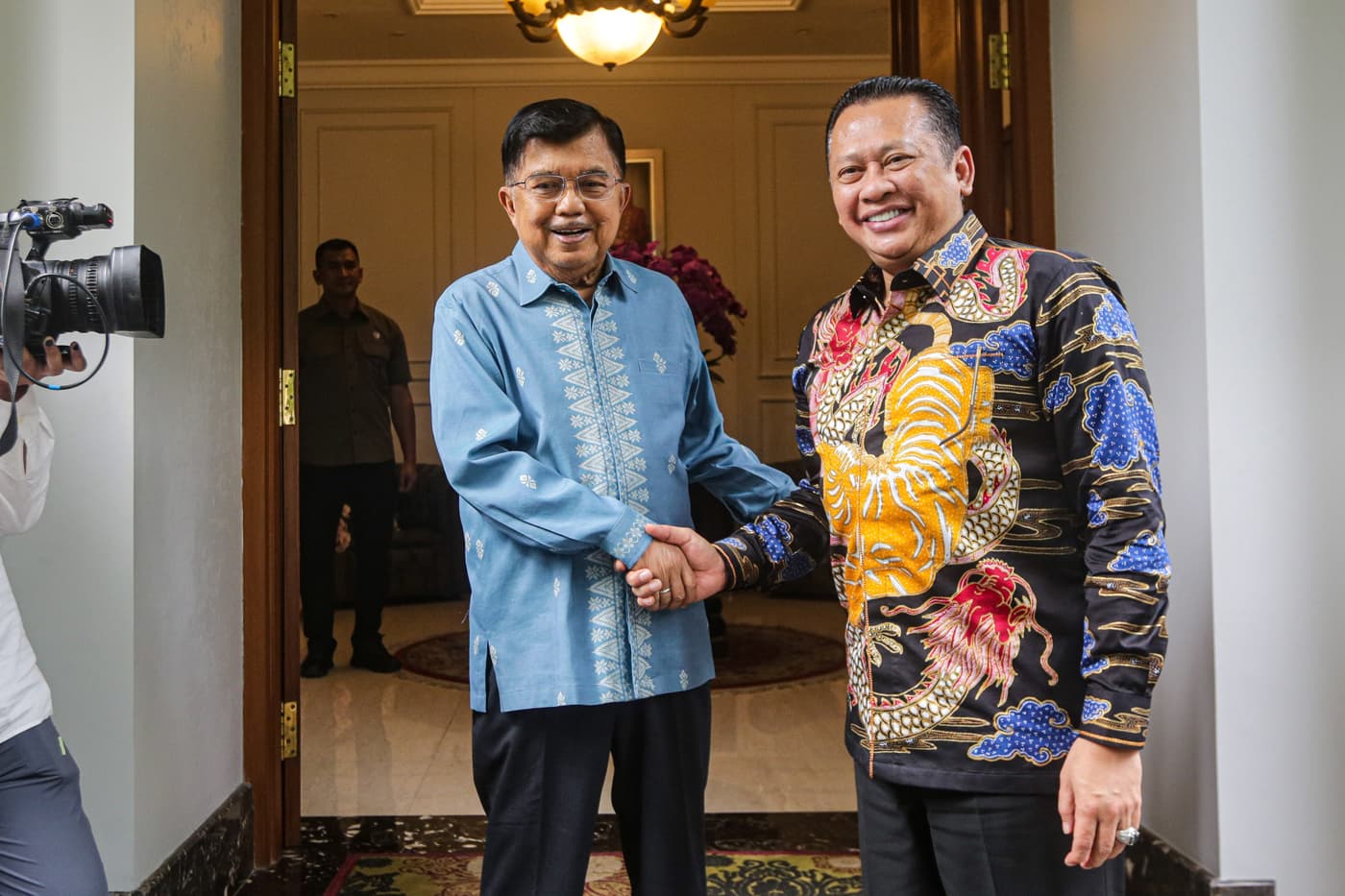 Wakil Presiden Republik Indonesia ke 10 dan 12 Jusuf Kalla (kiri) menyambut kedatangan ketua Majelis Permusyawaratan Rakyat Republik Indonesia (MPR RI) Bambang Soesatyo (kanan) saat menggelar pertemuan silaturahmi kebangsaan di Jakarta, Rabu (22/5/2024). - Image