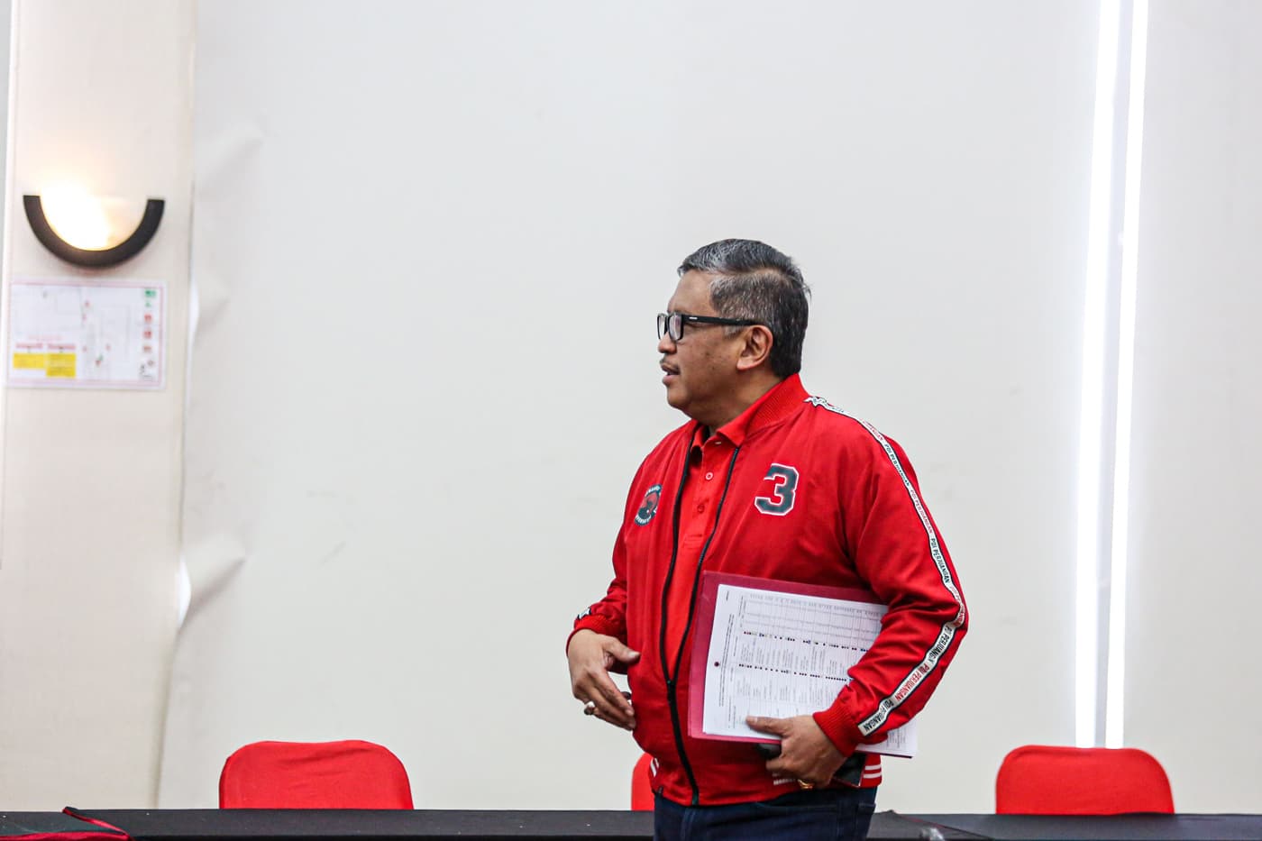 Sekretaris Jenderal PDI Perjuangan Hasto Kristiyanto (kedua kiri) didampingi Ketua Steering Committee yang juga Ketua DPP PDIP Djarot Saiful Hidayat (kedua kanan), Bonnie Triyana (kiri) dan Aryo Seno Bagaskoro (kanan) menjawab pertanyaan pewarta saat konf - Image