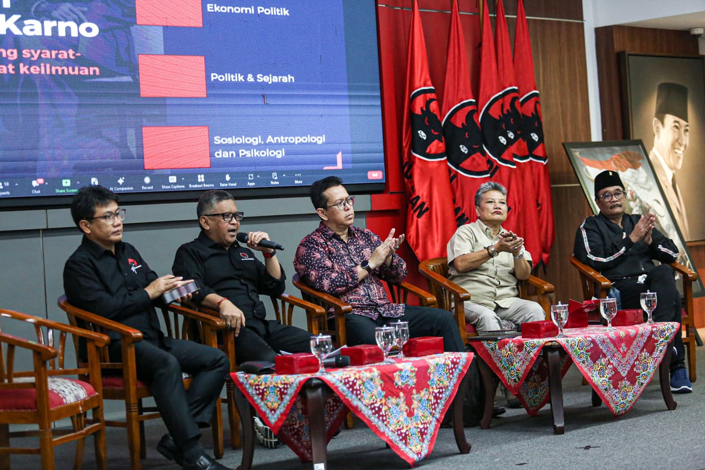 Sekjen PDI Perjuangan Hasto Kristiyanto (kedua kiri), Ketua DPP PDI Perjuangan Djarot Saiful Hidayat (kanan), Ketua DPP PDI Perjuangan Bidang Penanggulangan Bencana Ribka Tjiptaning (kedua kanan), Sejarawan Bonnie Triyana (kiri), dan Sejarawan Bondan Kanu - Image