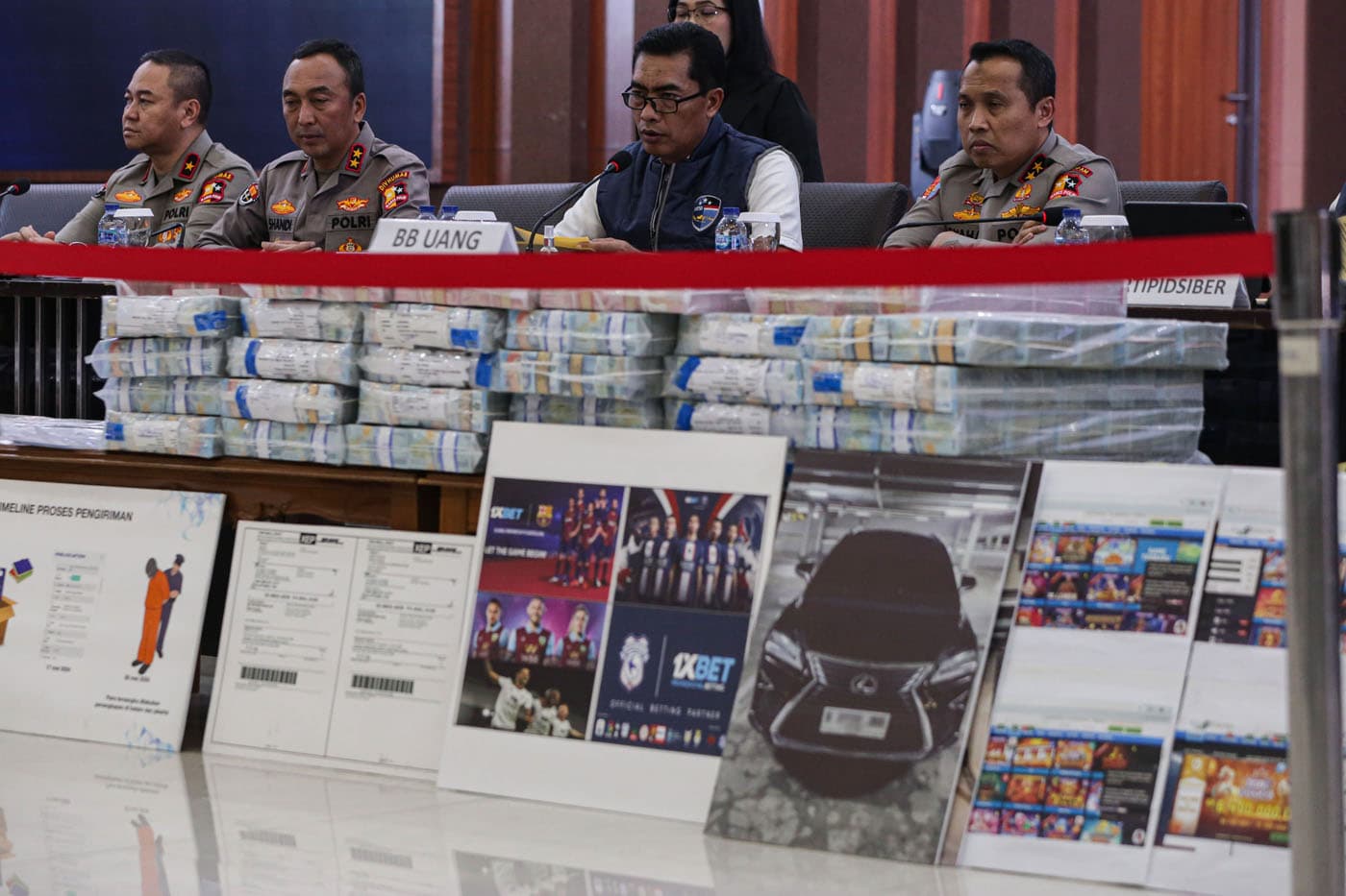 Kadiv Humas Polri Irjen Sandi Nugroho (kedua kiri), Kabareskrim Polri Komjen Wahyu Widada (kedua kanan), Kadiv Propam Polri Irjen Syahardiantono (kanan) beserta jajaran memberikan keterangan pengungkapan judi online di Bareskrim Mabes Polri, Jakarta, Juma - Image