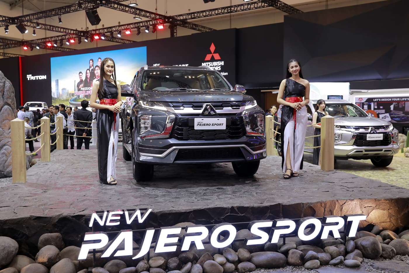 Model berfoto disamping mobil New New Pajero Sport usai diluncurkan pada pameran otomotif GAIKINDO Indonesia International Auto Show (GIIAS) 2024 di Indonesia Convention Exhibition (ICE) BSD, Serpong, Kabupaten Tangerang, Banten, Rabu (17/7/2024). (Dery R - Image