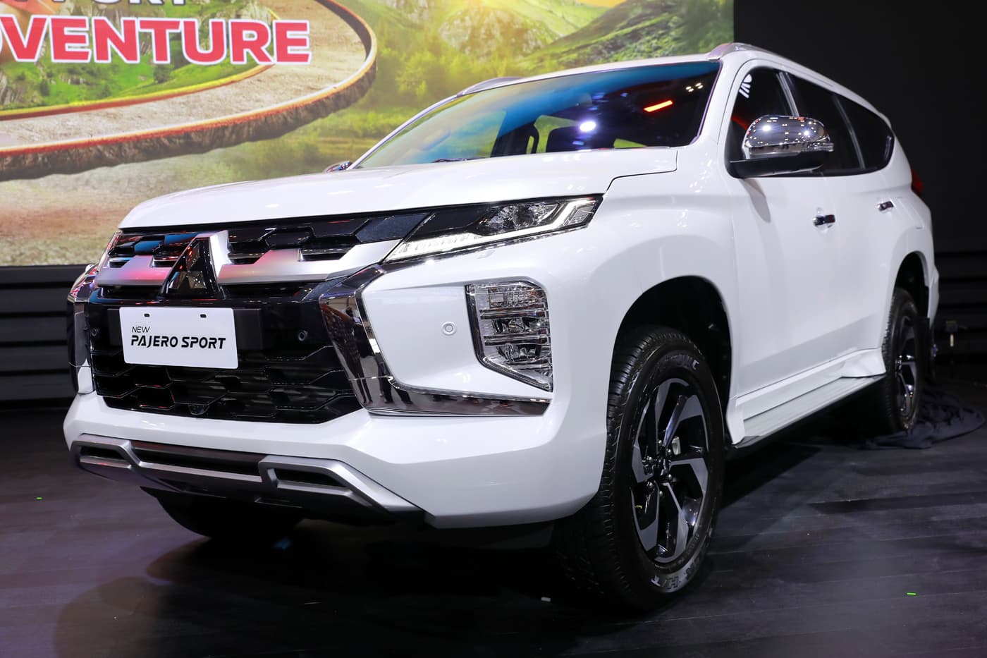 Model berfoto disamping mobil New New Pajero Sport usai diluncurkan pada pameran otomotif GAIKINDO Indonesia International Auto Show (GIIAS) 2024 di Indonesia Convention Exhibition (ICE) BSD, Serpong, Kabupaten Tangerang, Banten, Rabu (17/7/2024). (Dery R - Image