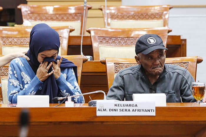 Adik dan ayah Almarhumah Dini Sera Afirianti, Alfikarisma (kiri) dan Ujang Suherman (kanan) menangis saat mengadukan Vonis Bebas Ronald Tannur ke Komisi III DPR di Kompleks Parlemen, Senayan, Jakarta, Senin (29/7/2024). Keluarga (Almarhumah) Dini Sera Afr - Image