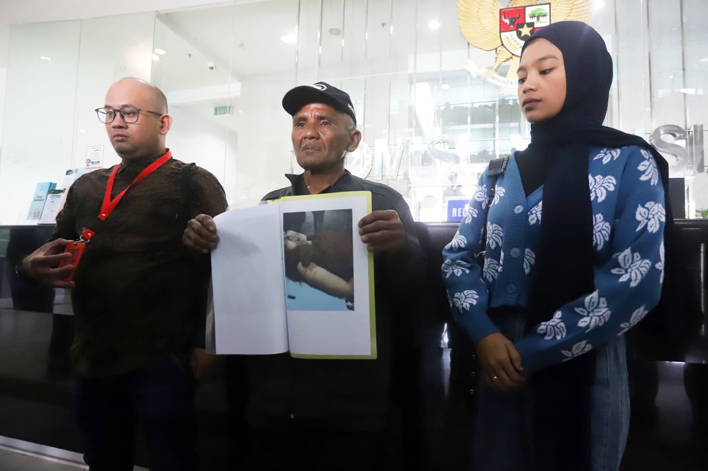 Adik dan ayah Almarhumah Dini Sera Afirianti, Alfikarisma dan Ujang Suherman bersama Kuasa Hukum keluarga Korban Dini Sera Afrianti, Dimas Yemahura Alfaraouq saat mengadukan Vonis Bebas Ronald Tannur ke kantor Komisi Yudisial, Jakarta, Senin (29/7/2024). - Image