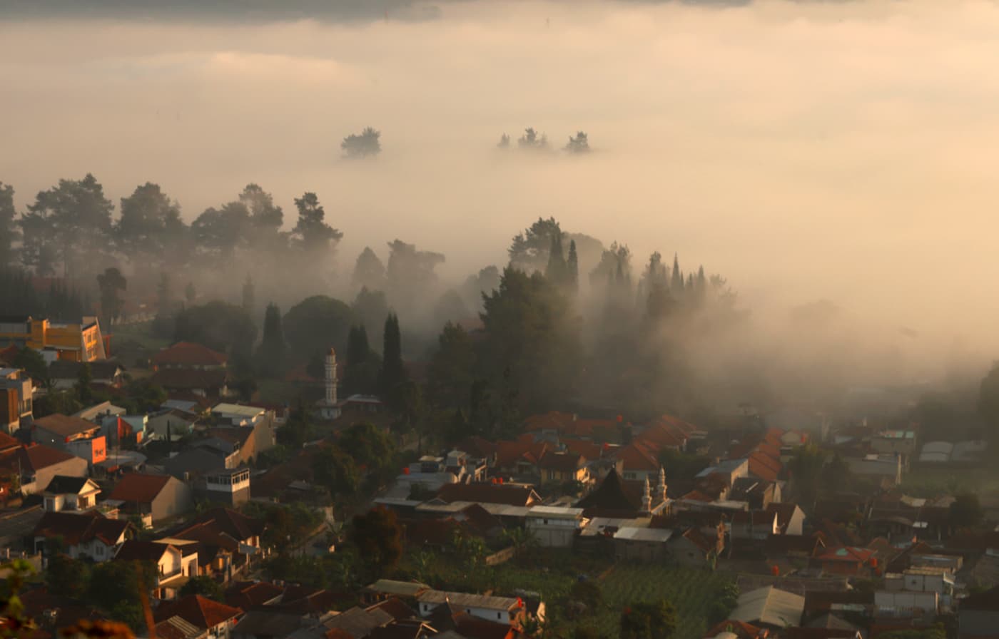 Panorama indahnya kawasan lembang yang di potret dari puncak Gunung Batu, Lembang, Bandung, Jawa Barat. Berdasarkan Pemetaan Peta Sumber dan Bahaya Gempa Indonesia Pusat Studi Gempa Nasional (Pusgen), Sesar Lembang yang panjangnya sekitar 30 km ini memili - Image