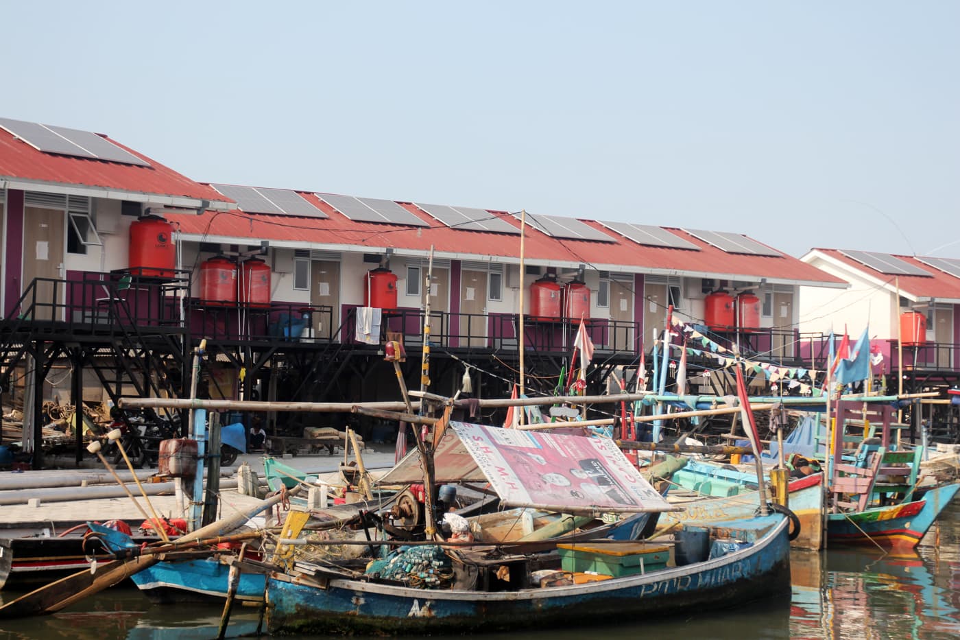 Petugas menyelesaikan pembuatan rumah panggung dan rumah apung di Muara Angke, Penjaringan, Jakarta Utara, Selasa (30/7/2024). Sebanyak 200 unit rumah yang dilengkapi solar pannel dan bio septik, perlengkapan rumah tangga hingga fasilitas seperti lapangan - Image