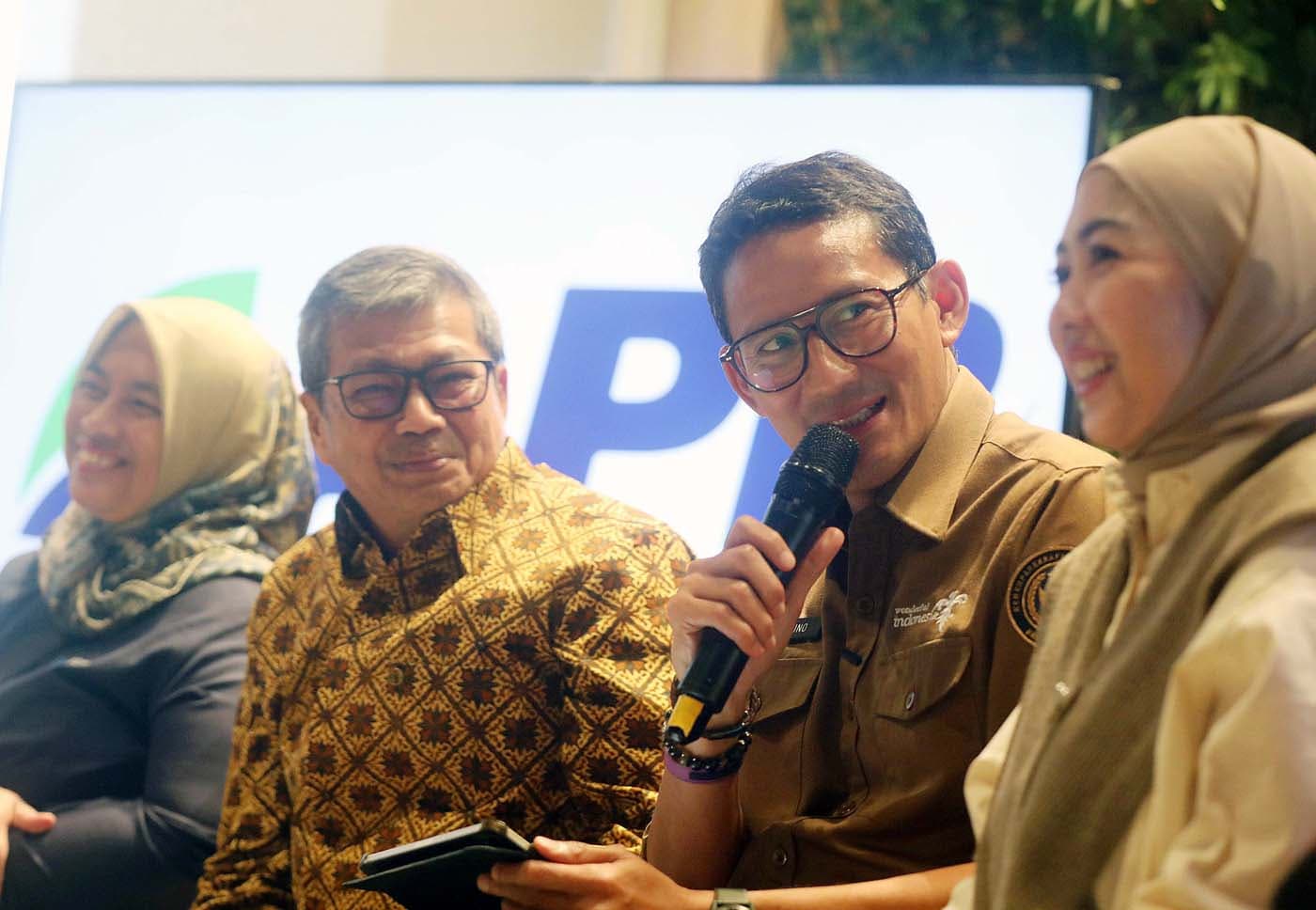 Menteri Pariwisata dan Ekonomi Kreatif Sandiaga Uno menjadi pembicara dalam Penta Talk Inkubasi Modest Fesyen Tahap II, yang merupakan rangkaian acara road to Jakarta Muslim Fashion Week 2025, bertempat di Jakarta Fashion Hub, Rabu (28/08/2024). (Fedrik - Image