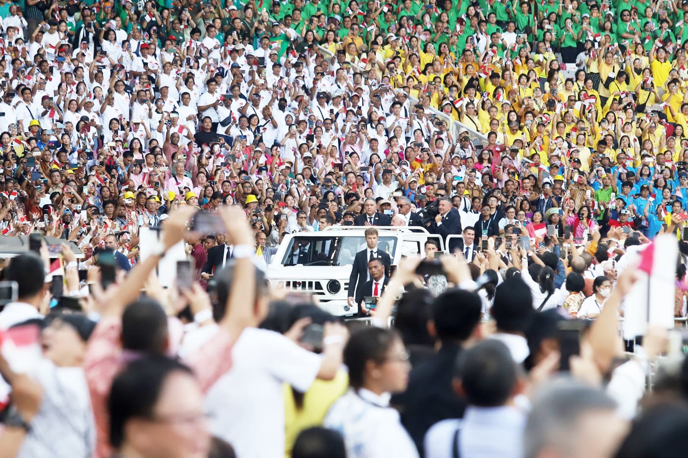 Pemimpin umat Katolik dunia yang juga Kepala Negara Vatikan Paus Fransiskus menyapa umat saat memasuki area Misa Akbar menggunakan Mobil Maung MV3 Pope di Stadion Utama Gelora Bung Karno (GBK) Senayan, Jakarta, Kamis (5/9/2024). (Dery Ridwansah/ JawaPos.c - Image