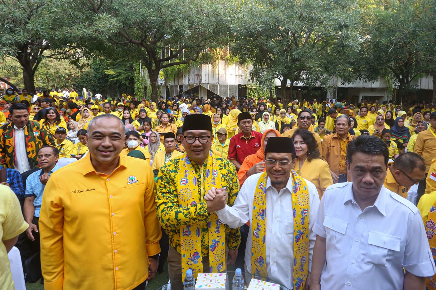 Bakal Calon Gubernur Jakarta, Ridwan Kamil (kedua kiri) didampingi wakilnya Suswono (kedua kanan), Ketua DPD Partai Golkar DKI Jakarta Ahmed Zaki Iskandar (kiri) dan Ketua Timses RIDO Ahmad Riza Patria (kanan) hadir kantor Golkar DKI Jakarta, Jakar - Image