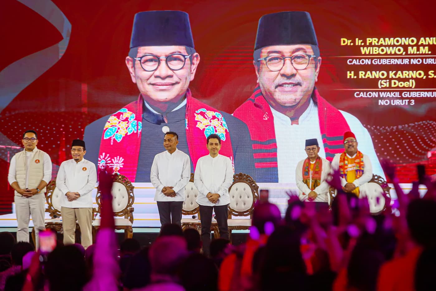 Tiga pasangan calon Gubernur-Wakil Gubernur DKI Jakarta (dari kiri) Ridwan Kamil-Suswono, Dharma Pongrekun-Kun Wardana Abyoto, dan Pramono Anung-Rano Karno mengikuti debat pertama pasangan Calon Gubernur dan Wakil Gubernur DKI Jakarta tahun 2024 di JIExpo - Image