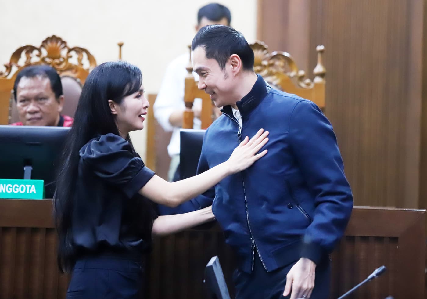 Artis Sandra Dewi memeluk suaminya yang juga terdakwa kasus dugaan korupsi tata niaga komoditas timah di wilayah izin usaha pertambangan PT Timah Tbk tahun 2015-2022 Harvey Moeis usai persidangan di Pengadilan Tipikor, Jakarta, Kamis (10/10/2024). (Dery R - Image