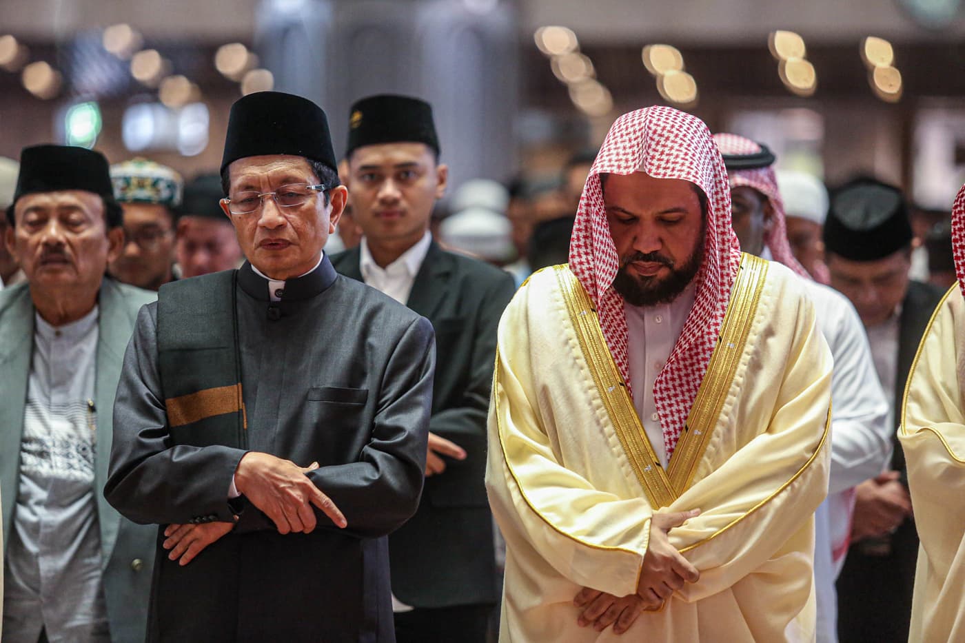 Imam Besar Masjid Nabawi Syekh Ahmad bin Ali Al-Hudhaify (kanan) bersama Imam Besar Masjid Istiqlal Nasaruddin Umar (kiri) menjalankan Shalat sunah sebelum menunaikan Shalat Jumat di Masjid Istiqlal, Jakarta, Jumat (11/10/2024). ( - Image