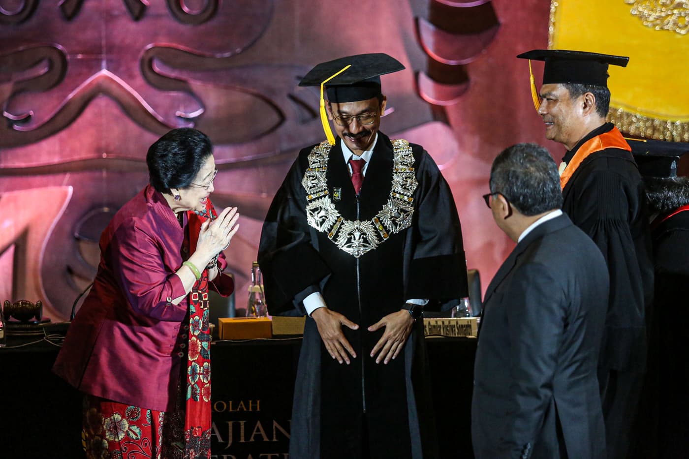 Presiden Republik Indonesia ke-5, Megawati Soekarnoputri (kiri) saat menghadiri sidang promosi doktor Sekretaris Jenderal PDI Perjuangan Hasto Kristiyanto (kanan) di Sekolah Kajian Strategic dan Global (SKSG) Universitas Indonesia diBalai Sidang Un - Image