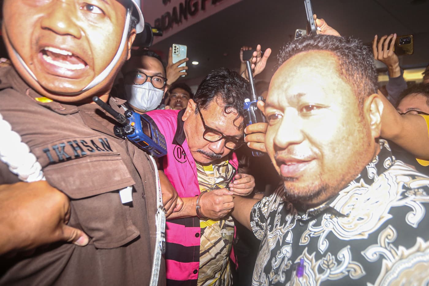 Mantan pejabat Mahkamah Agung Zarof Ricar mengenakan rompi tahanan usai diperiksa di Gedung Kejaksaan Agung, Jakarta, Jumat (25/10/2024) malam. Kejakaaan Agung resmi menetapkan mantan pejabat Mahkamah Agung Zarof Ricar dan mengamakan barang bukti sebesar - Image