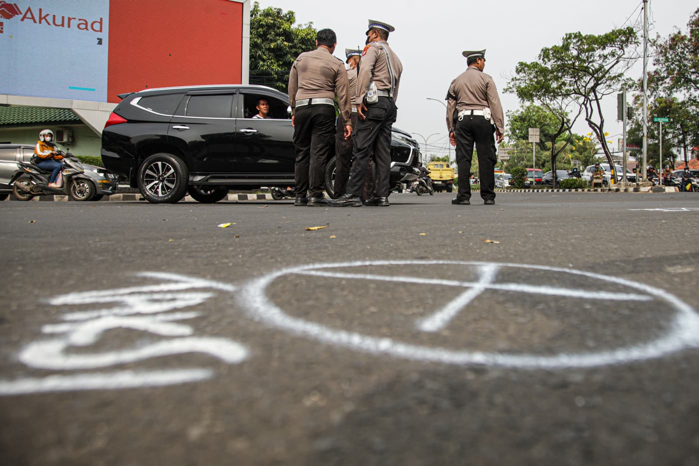Petugas Kepolisian bersama Traffict Accident Analysis Subdit Gakum PMJ melakukan olah tempat kejadian perkara (TKP) menggunakan 3D Ladder Scan untuk memindai kecelakaan truk di Tugu Adipura, Kota Tangerang, Jumat (01/11/2024). (Hanung Hambara/Jawa Pos) - Image