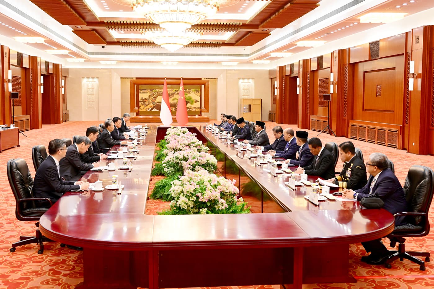 Presiden Prabowo Subianto didampingi sejumlah meteri kabinet Merah Putih saat melakukan pertemuan bilateral dengan Ketua Komite Tetap Kongres Rakyat Nasional China (National People Congress atau NPC) Zhao Leji di Balai Besar Rakyat, Beijing, China, Sabtu - Image