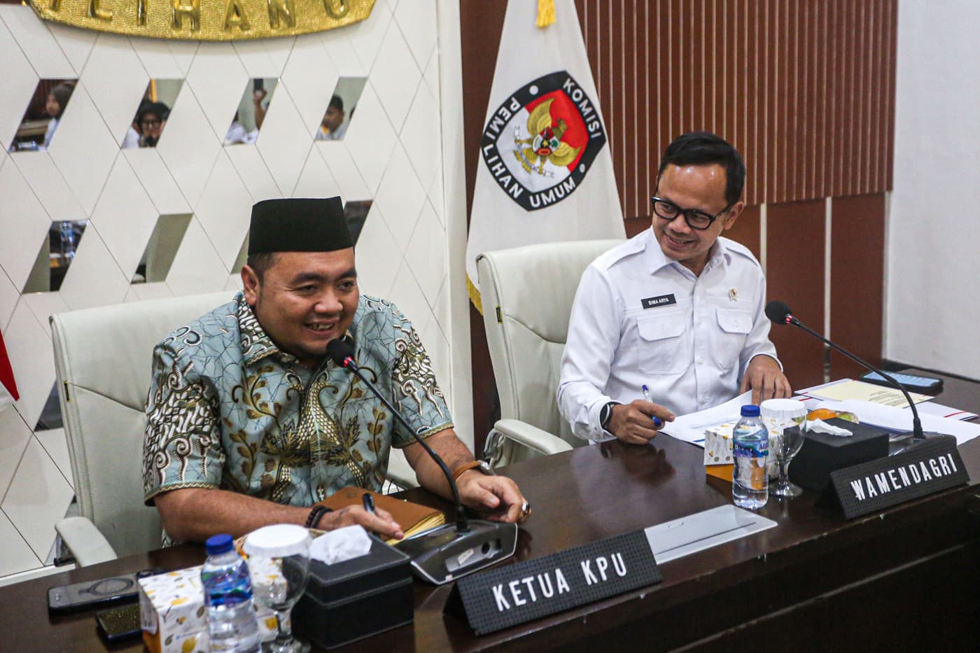 Ketua KPU RI, Mochammad Afifuddin bersama Wakil Menteri Dalam Negeri Bima Arya memimpin rapat koordinasi penanganan dampak bencana erupsi Gunung Lewotobi terkait kesiapan Pilkada Serentak 2024 Provinsi NTT di Gedung KPU, Jakarta, Rabu (13/11/2024). (Mifta - Image