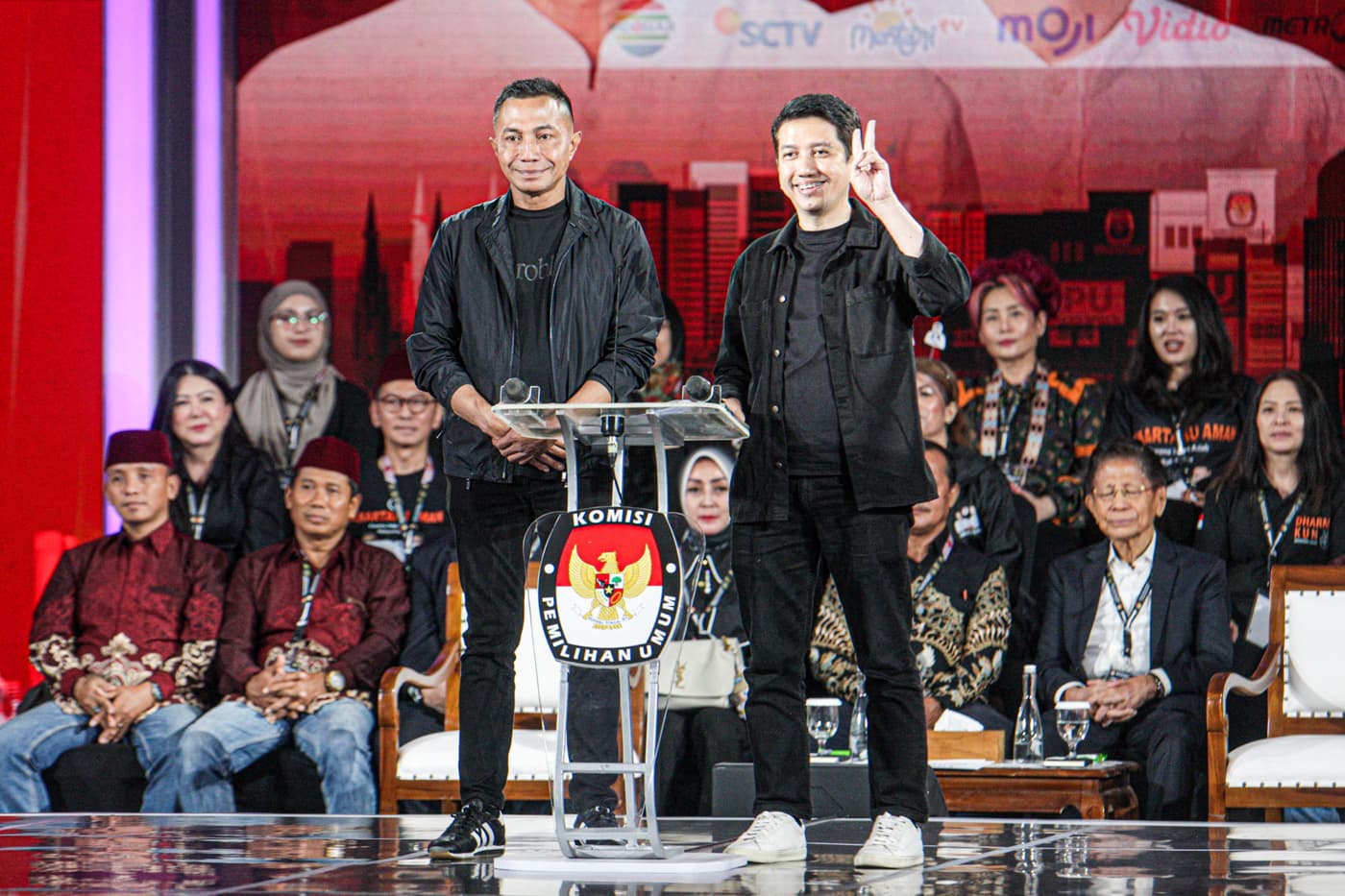 Pasangan calon gubernur dan wakil gubernur DKI Jakarta nomor urut 2 Dharma Pongrekun dan Kun Wardana menyampaikan visi misi pada debat ketiga pasangan Calon Gubernur dan Wakil Gubernur DKI Jakarta tahun 2024 di Hotel Sultan, Jakarta, Minggu (17/11/2024). - Image