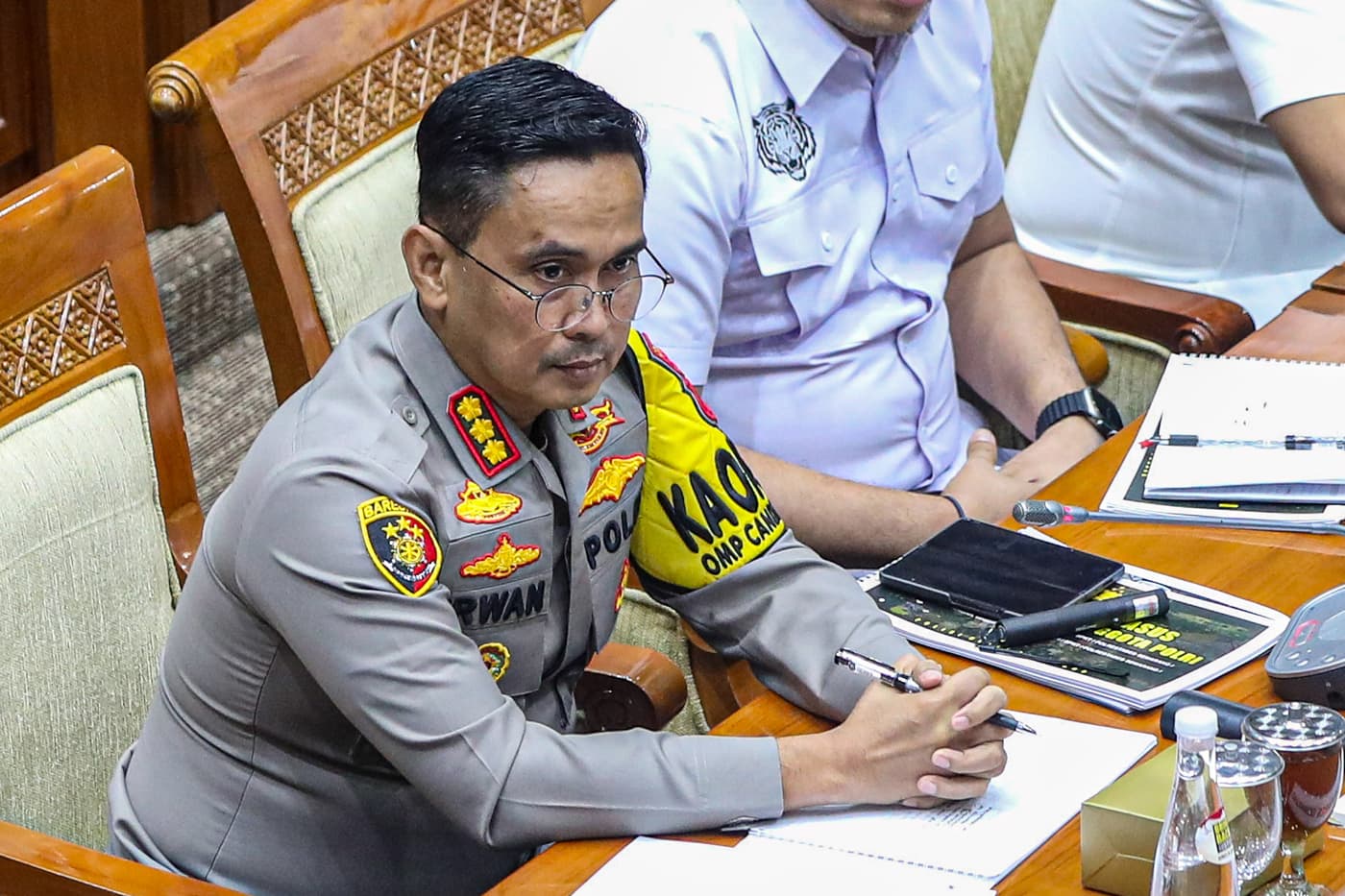Kapolrestabes Semarang Kombes Pol Irwan Anwar (tengah) bersama Kabid Propam Polda Jawa Tengah Kombes Pol Aris Supriyono (kiri) mengikuti Rapat Dengar Pendapat (RDP) dengan Komisi III DPR di Kompleks Parlemen, Senayan, Jakarta, Selasa (3/12/2024). (Salman - Image