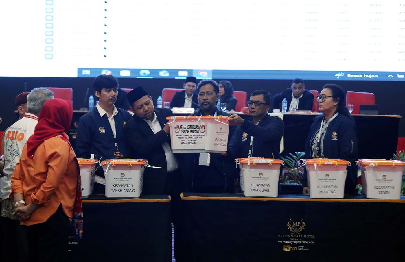 Petugas PPK Kecamatan Kemayoran membuka kotak berisi amplop form C hasil perhitungan suara saat rapat pleno terbuka rekapitulasi hasil penghitungan perolehan suara dalam Pilkada serentak tahun 2024 di Kota Jakarta Pusat, Selasa (3/12/2024). (Fedrik Tariga - Image