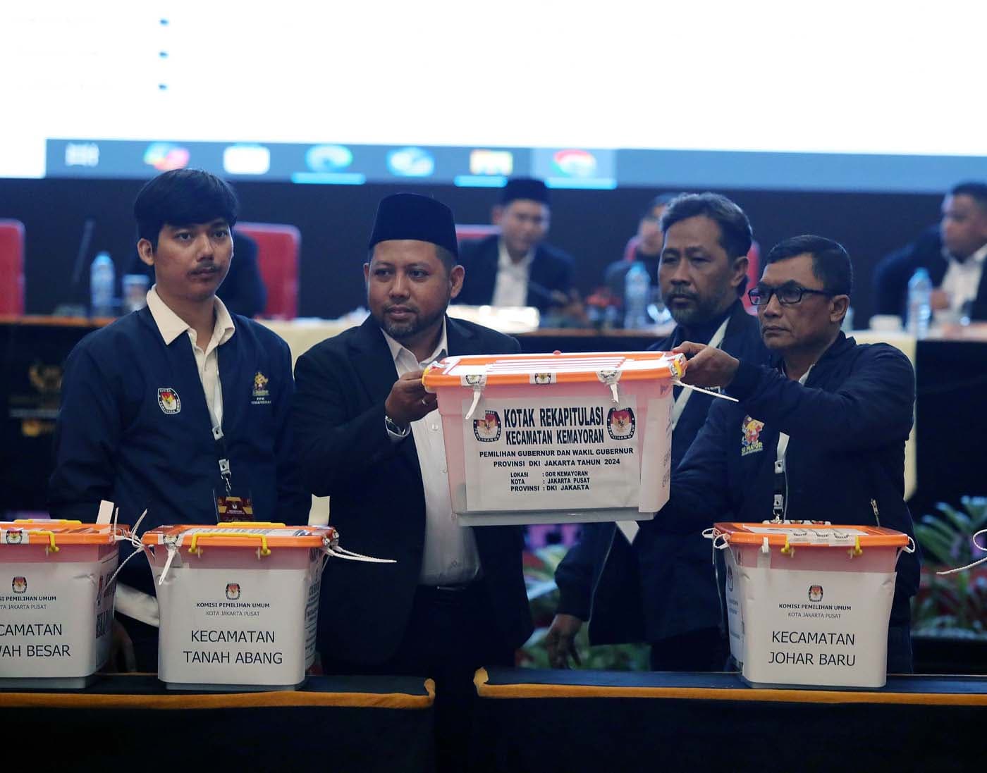 Petugas PPK Kecamatan Kemayoran membuka kotak berisi amplop form C hasil perhitungan suara saat rapat pleno terbuka rekapitulasi hasil penghitungan perolehan suara dalam Pilkada serentak tahun 2024 di Kota Jakarta Pusat, Selasa (3/12/2024). (Fedrik Tariga - Image