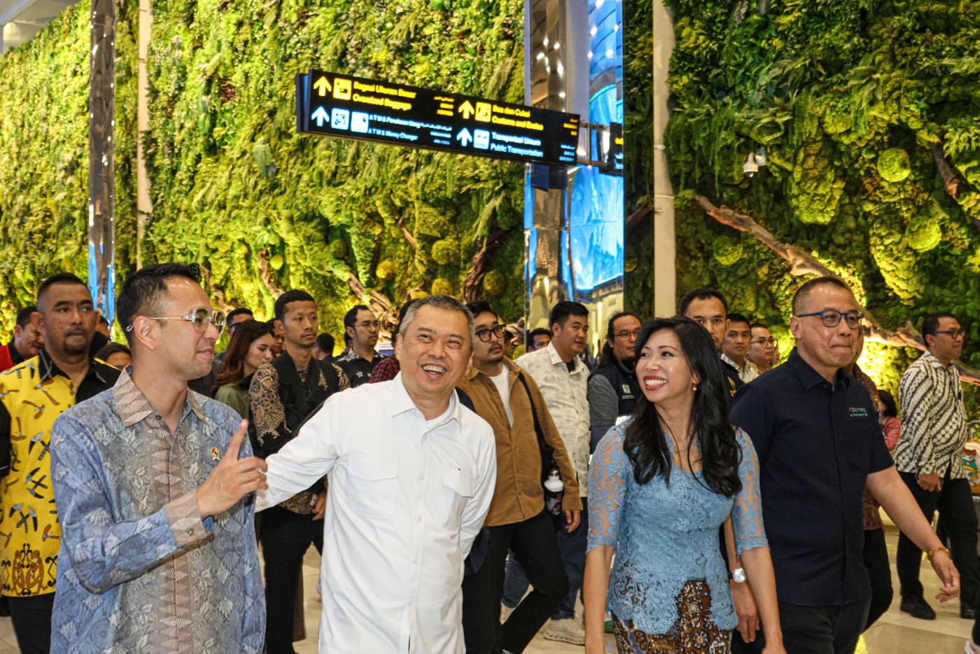 Dari kiri Utusan Khusus Presiden Raffi Ahmad, Menhub Dudy Purwaghandi, Dirut Injourney Maya Watono dan Dirut Injourney Airport Faik Fahmi melihat renovasi Terminal 3, Bandara Soekarno-Hatta, Tangerang, Banten, Jumat (20/12/2024). (Hanung Hambara/Jawa Pos) - Image