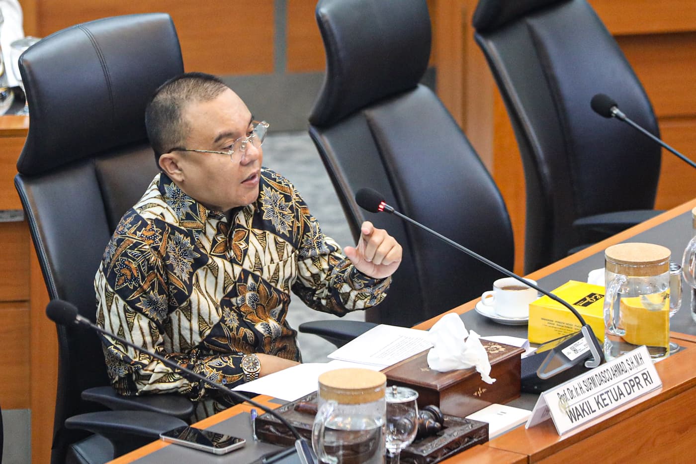 Wakil Ketua DPR RI yang juga Ketua Tim Pengawas (Timwas) Haji tahun 2025 Sufmi Dasco Ahmad memimpin Rapat Koordinasi dengan Panitia Kerja Biaya Penyelenggara Ibadah Haji (Panja BPIH) 2025 Komisi VIII DPR di Ruang Badan Anggaran (Banggar) DPR, Gedung Nusan - Image