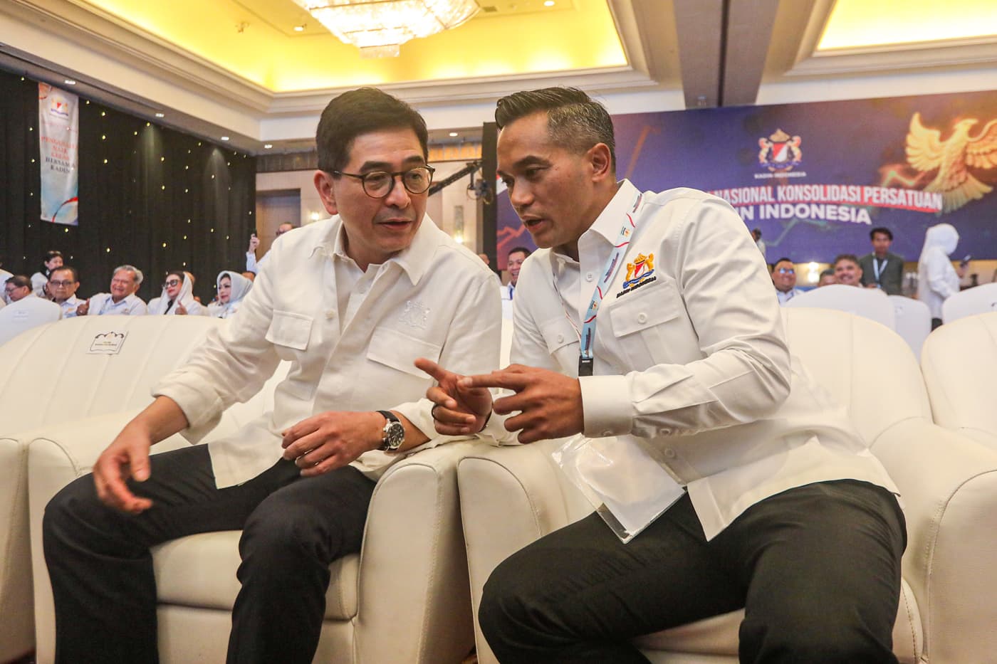 Ketua Umum Kamar Dagang dan Industri (Kadin) Indonesia terpilih periode 2024-2029 Anindya Novyan Bakrie (kanan), Ketua Umum Kadin Indonesia periode sebelumnya Arsjad Rasjid (kiri) bersiap mengikuti Musyawarah Nasional Konsolidasi Persatuan di Jakarta, Kam - Image