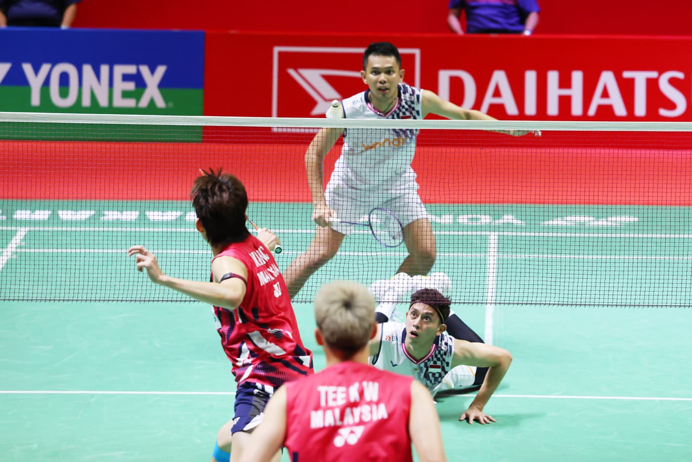 Pebulu tangkis ganda putra Indonesia Muhammad Rian Ardianto dan Fajar Alfian mengembalikan kok ke arah ganda putra Malaysia Man Wei Chong dan Kai Wun Tee pada final Daihatsu Indonesia Masters 2025 di Istora Senayan, Jakarta, Minggu (26/1/2025). (Dery Ri - Image