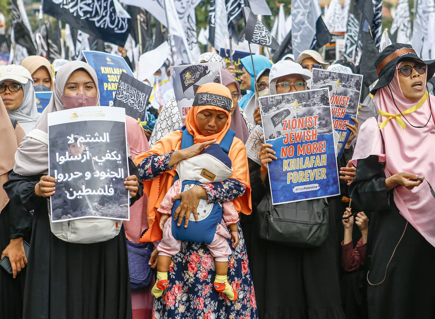 AKSI DAMAI: Sejumlah warga yang tergabung dalam aliansi bela Palestina saat mengikuti aksi damai terkait genjatan senjata yang terjadi diwilayah peperangan Palestina dengan Israel saat dijalan Gubernur Suryo Surabaya, Jawa Timur, Minggu (02/02/2025). (Dip - Image