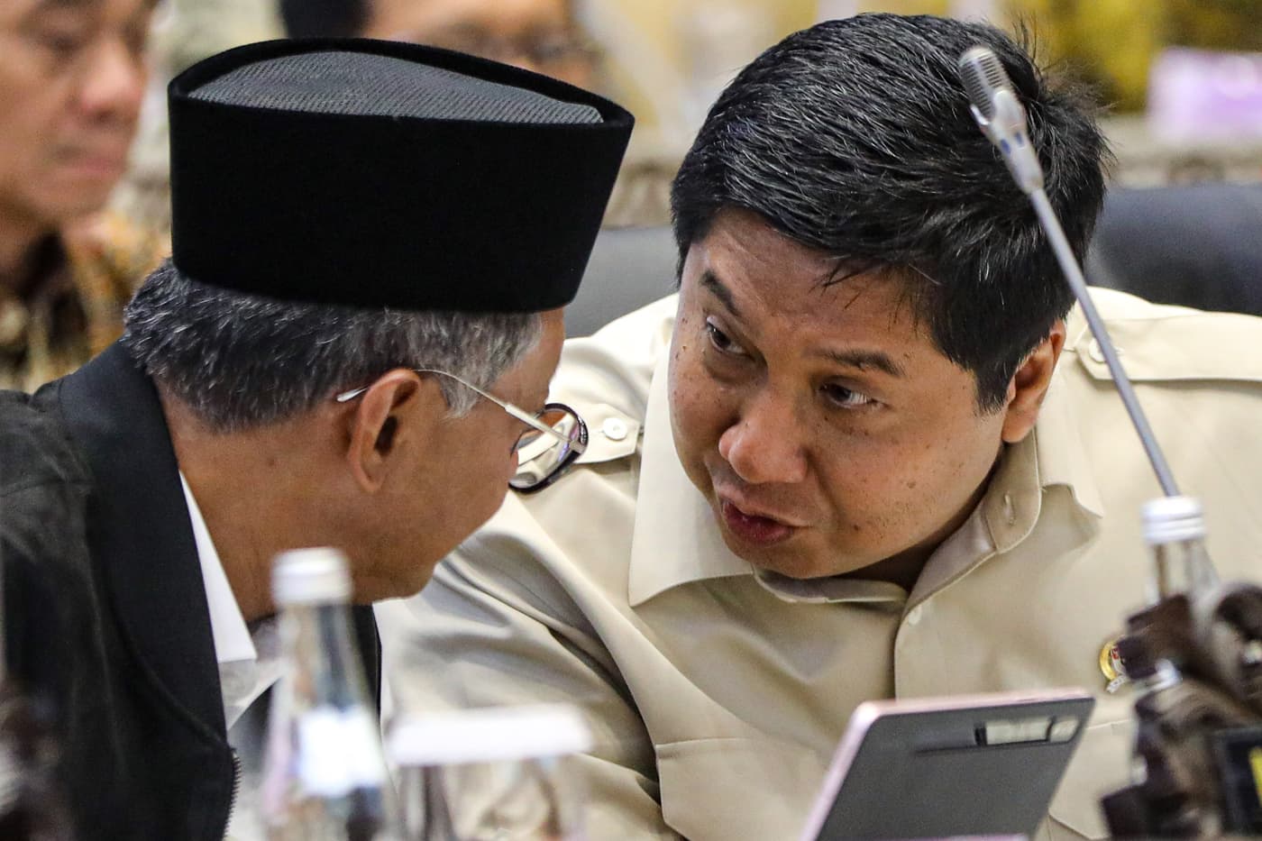 Menteri Pekerjaan Umum (PU) Dody Hanggodo (kiri), berbincang dwngan Menteri Perumahan dan Kawasan Permukiman Maruarar Sirait (kanan) disela rapat kerja bersama Komisi V DPR di Kompleks Parlemen, Senayan, Jakarta, Kamis (6/2/2025). (Salman Toyibi/Jawa Pos) - Image