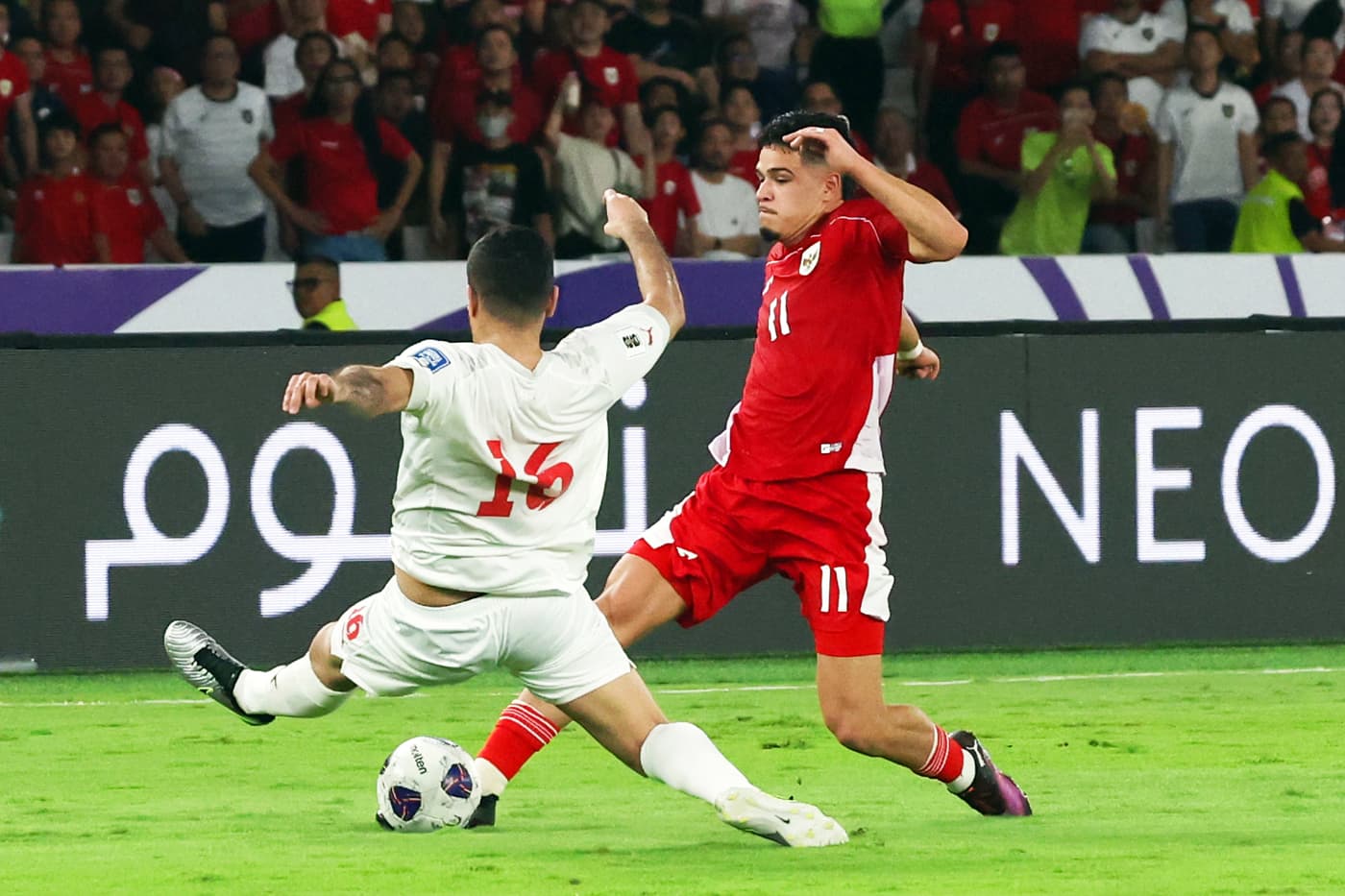 Pesepak Bola Timnas Indonesia Ragnar Oratmangoen berebut bola dengan pemain Bahrain Sayed Baqer dalam pertandingan Grup C putaran ketiga Kualifikasi Piala Dunia 2026 zona Asia di Stadion Utama Gelora Bung Karno, Senayan, Jakarta, Selasa (25/3/2025). (De - Image