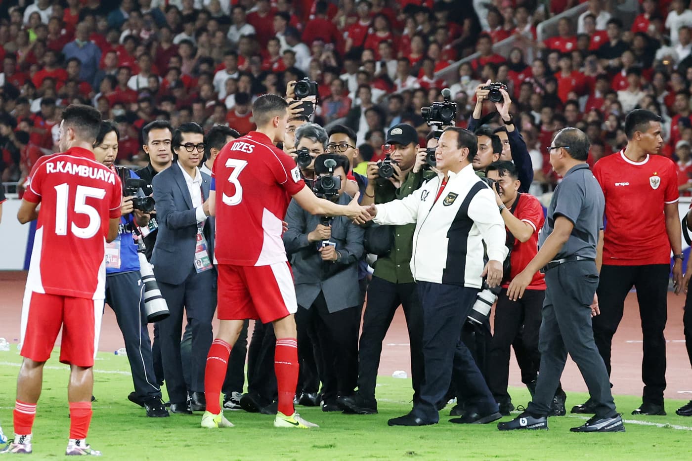 Presiden Prabowo Subianto memberikan ucapan selamat kepda para pemain Timnas Indonesia usai mengalahkan Timnas Bahrain pada laga Grup C putaran ketiga Kualifikasi Piala Dunia 2026 Zona Asia di Stadion Utama Gelora Bung Karno, Senayan, Jakarta, Selasa (25/ - Image
