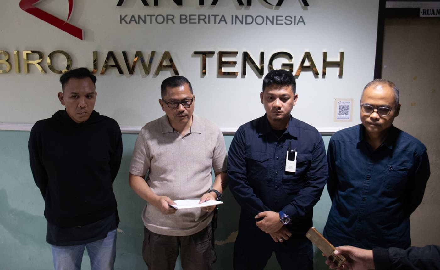 Direktur Pemberitaan LKBN ANTARA Irfan Junaidi (kanan) menyaksikan Kabid Humas Polda Jateng Artanto (kedua kiri) membacakan hasil mediasi antara Jurnalis foto LKBN ANTARA Makna Zaezar (kiri) yang menjadi korban kekerasan oknum polisi Walpri 2 Kapolri Ipda - Image