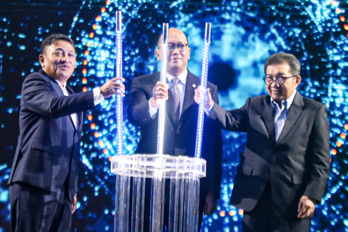 Menteri Investasi & Hilirisasi/Kepala BKPM dan CEO BPI Danantara Rosan Roeslani (tengah) bersama Plt Direktur Utama PT Bank Syariah Indonesia Tbk. Bob T Ananta (kiri), dan Komisaris Utama PT Bank Syariah Indonesia Tbk. Muliaman D Hadad (kanan) membuka - Image