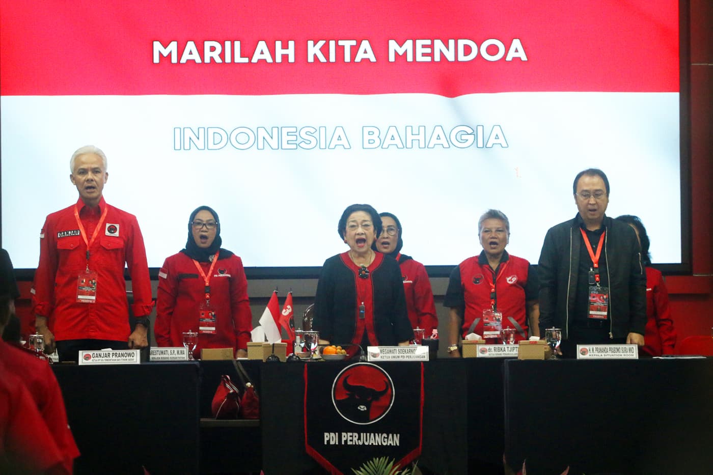 Ketua Umum PDI Perjuangan Megawati Soekarnoputri didampingi Ketua DPP Bidang Ekonomi Kreatif dan Ekonomi Digital M. Prananda Prabowo dan Ketua Bidang Pemerintahan dan Otonomi Daerah, Ganjar Pranowo menghadiri Pembekalan Kepala Daerah/Wakil Kepala Daerah - Image