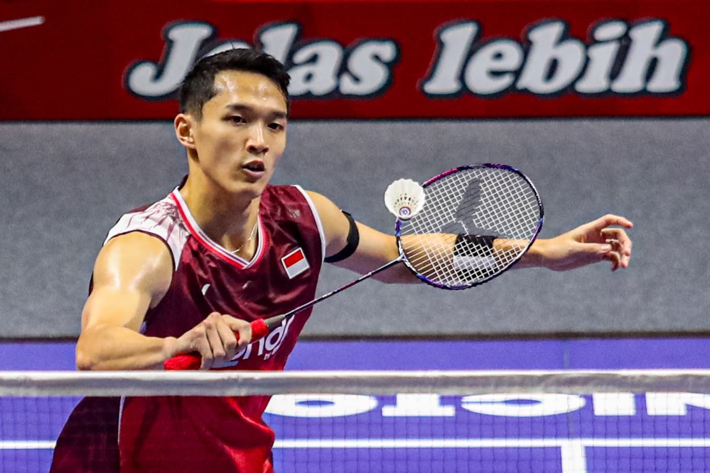 Pebulu tangkis tunggal putra Indonesia Jonatan Christie saat bertanding melawan pebulu tangkis tunggal putra Singapura Jia Heng Jason Teh dalam babak 32 besar Indonesia Open 2025 di Istora Senayan, Jakarta, Selasa (3/5/2025). (Salman Toyibi/Jawa Pos) - Image