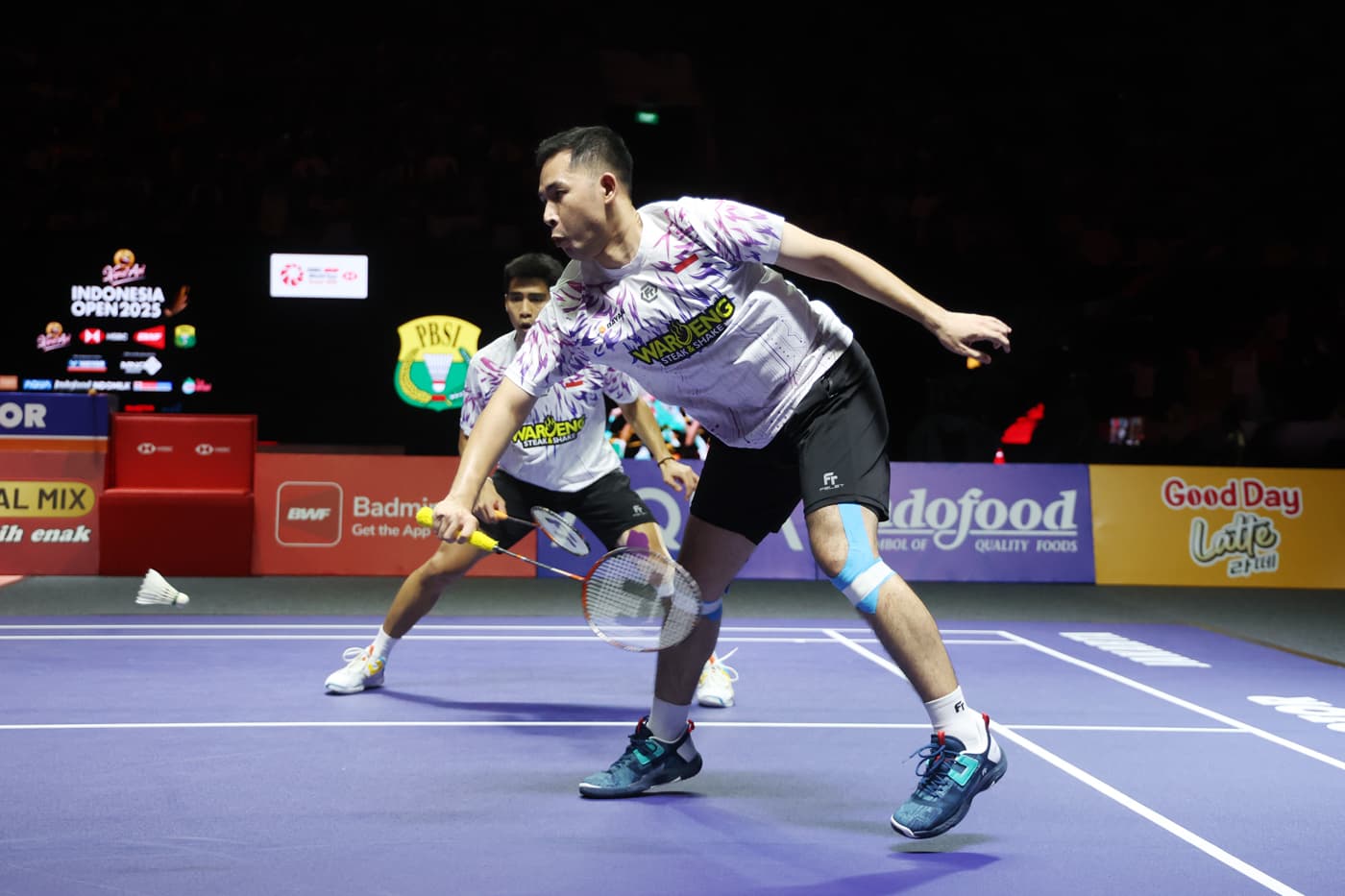 Pebulu tangkis ganda putra Indonesia Reza Pahlevi Isfahani dan Sabar Karyaman Gutama bertanding melawan ganda putra Korea Selatan Kim Won Ho/Seo Seung Jae pada babak final Indonesia Open 2025 di Istora Senayan, Gelora Bung Karno, Jakarta, Minggu (8/6/2025 - Image