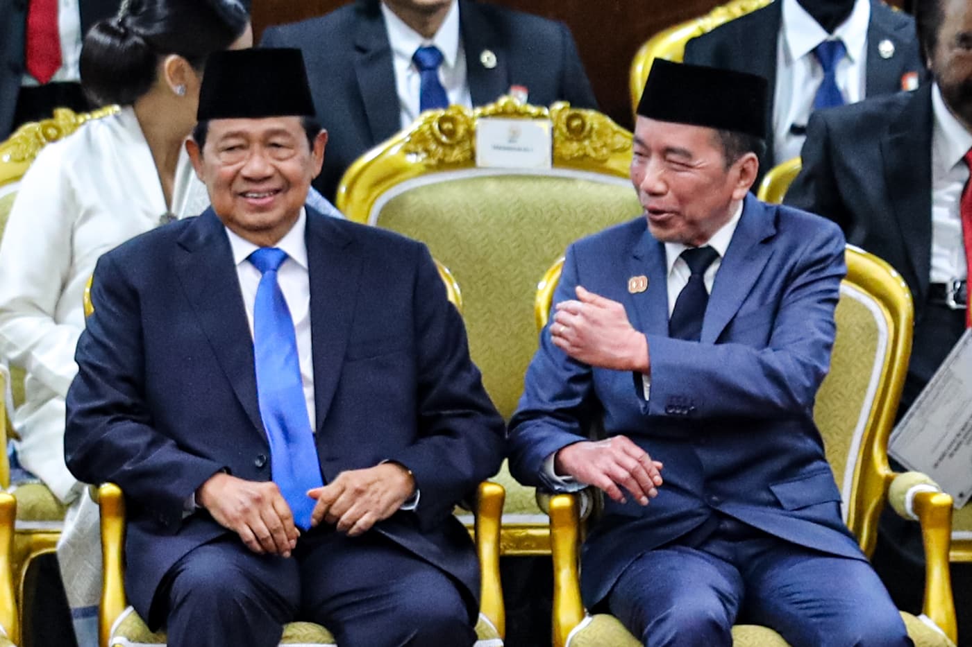 Presiden ketujuh RI Joko Widodo berbincang dengan Presiden keenam Susilo Bambang Yudhoyono untuk mengikuti Sidang Tahunan MPR RI dan Sidang Bersama DPR-DPD RI Tahun 2025 di Gedung Nusantara, Kompleks Parlemen, Jakarta, Jumat (15/8/2025). (Salman Toyibi/Ja - Image