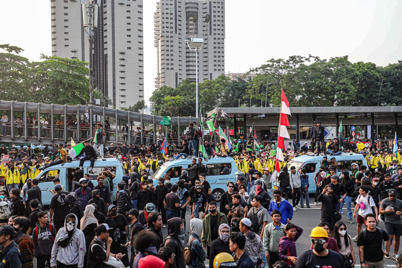 Sejumlah mahasiswa melakukan orasi di depan Polda Metro Jaya, Jakarta, Jumat (29/8/2025). Aksi tersebut dilakukan buntut meninggalnya pengemudi ojol Affan Kurniawan usai dilindas mobil rantis Brimob pada Aksi 28 Agustus 2025. (Salman Toyibi/Jawa Pos) - Image