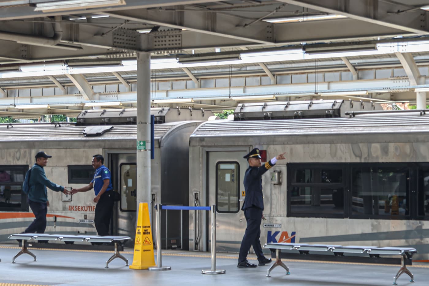Rangakain kereta api jarak jauh tiba di Stasiun Jatinegara, Jakarta, Rabu (03/09/2025). PT Kereta Api Indonesia DAOP 1 Jakarta memperpanjang masa rekayasa pola operasi perjalanan kereta api jarak jauh (KAJJ) dengan memberhentikan KAJJ keberangkatan dari S - Image