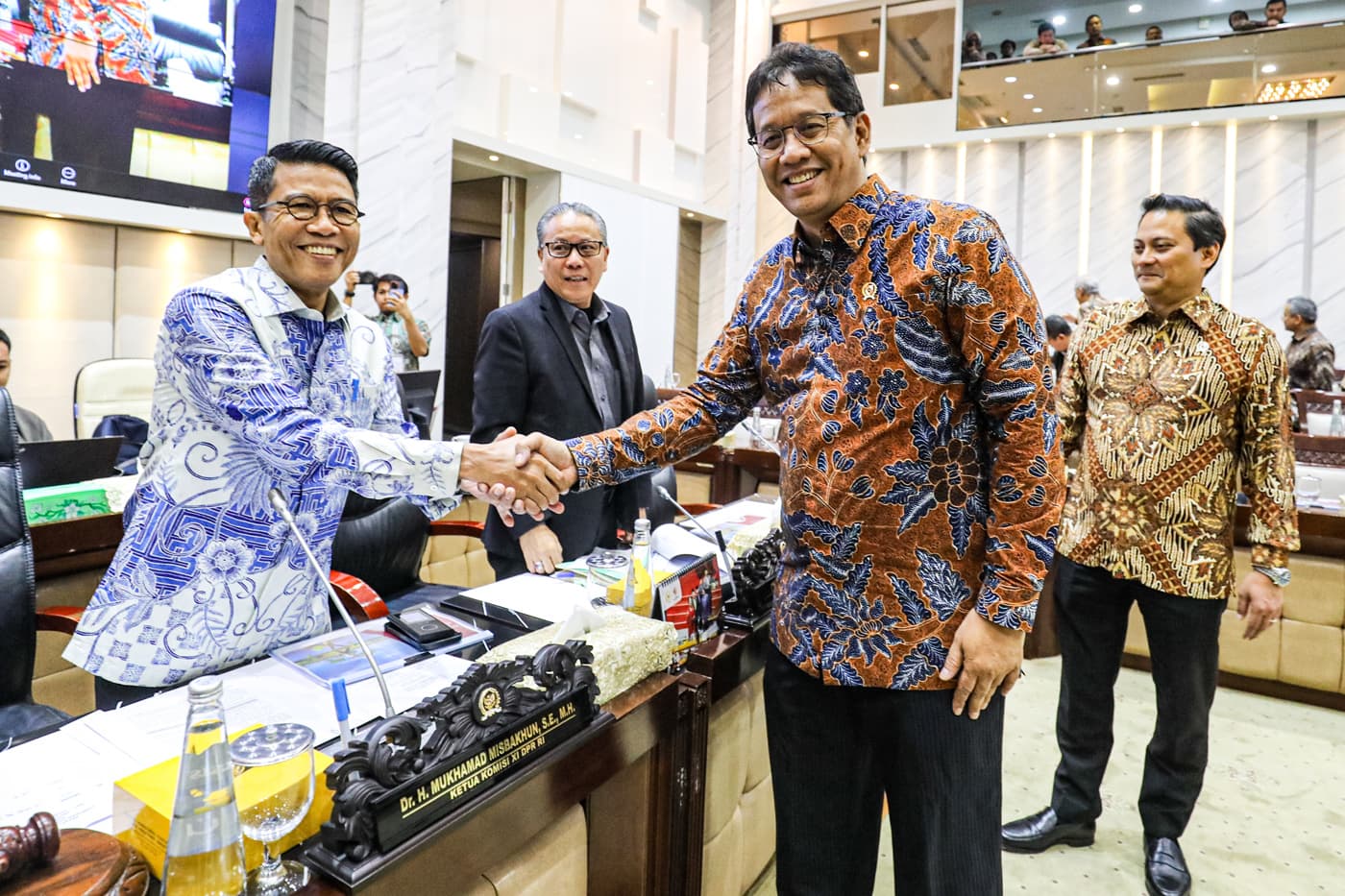 Menteri Keuangan Purbaya Yudhi Sadewa (kedua kanan) di dampingi Wakil Menteri Keuangan Thomas A. M. Djiwandono (kanan) berjabat tangan dengan Ketua Komisi XI DPR Mukhamad Misbakhun (kiri) sebelum mengikuti rapat kerja di Kompleks Parlemen, Senayan, Jakart - Image